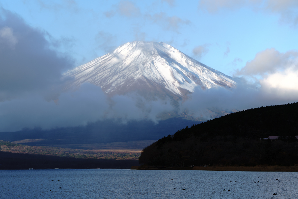 一瞬の雲の切れ間に富士山