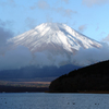 一瞬の雲の切れ間に富士山