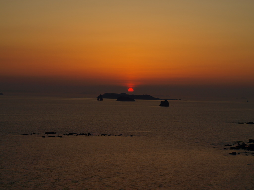 夕陽、島に沈む
