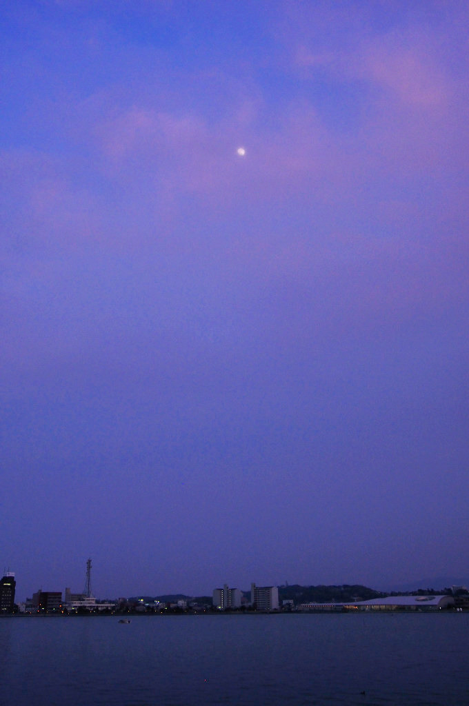 湖上の月