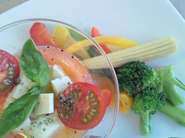 トマトカプレーゼと野菜たち
