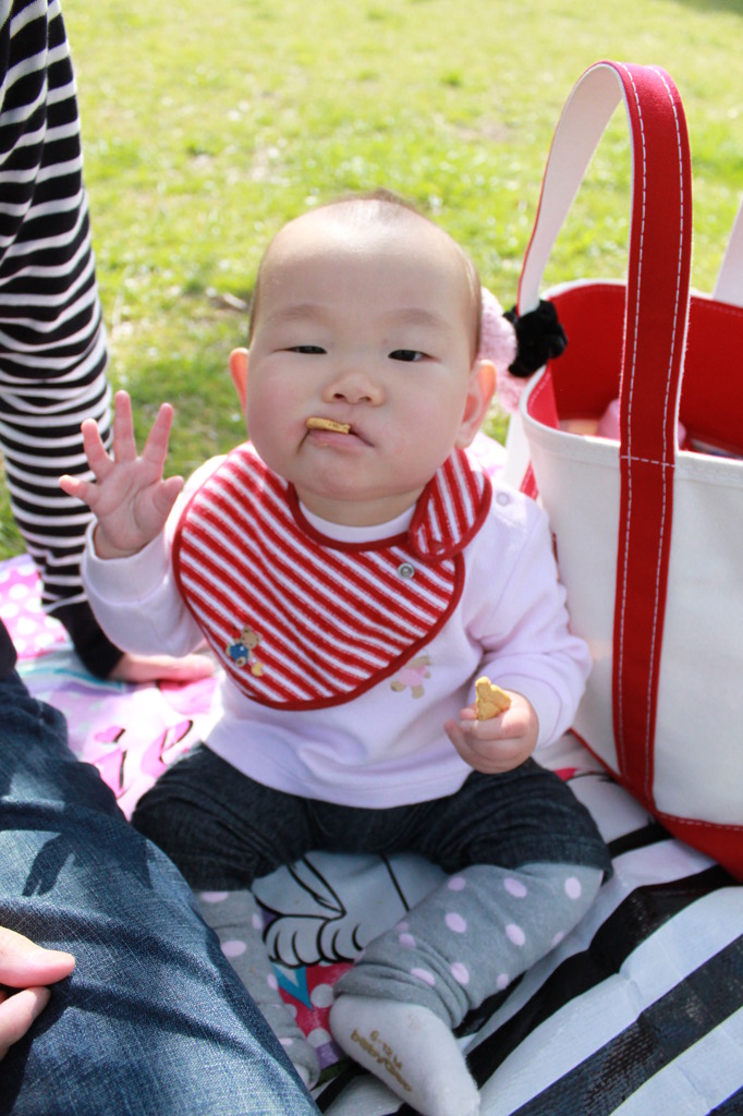 両手に赤ちゃんせんべい