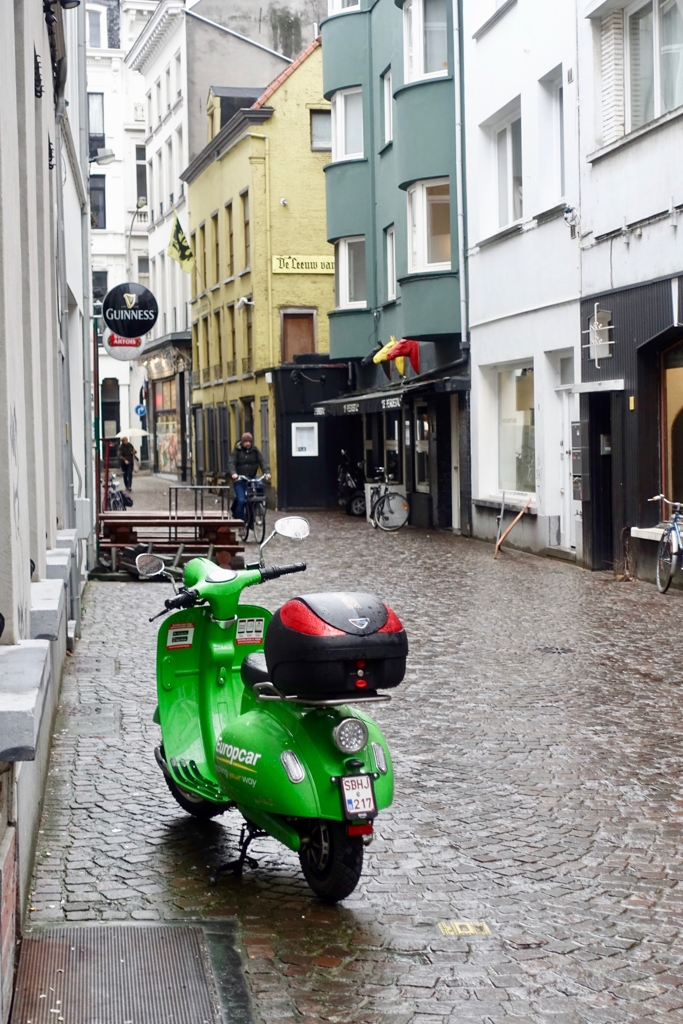 雨とスクーター