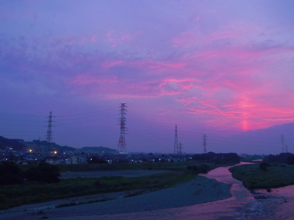 夕暮れの多摩川で一人