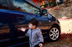 I愛車にうつる孫と紅葉