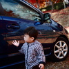 I愛車にうつる孫と紅葉