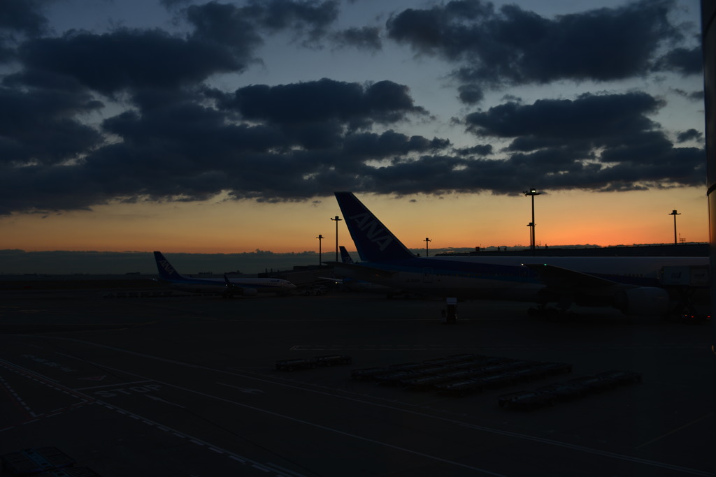 夜明けの空港
