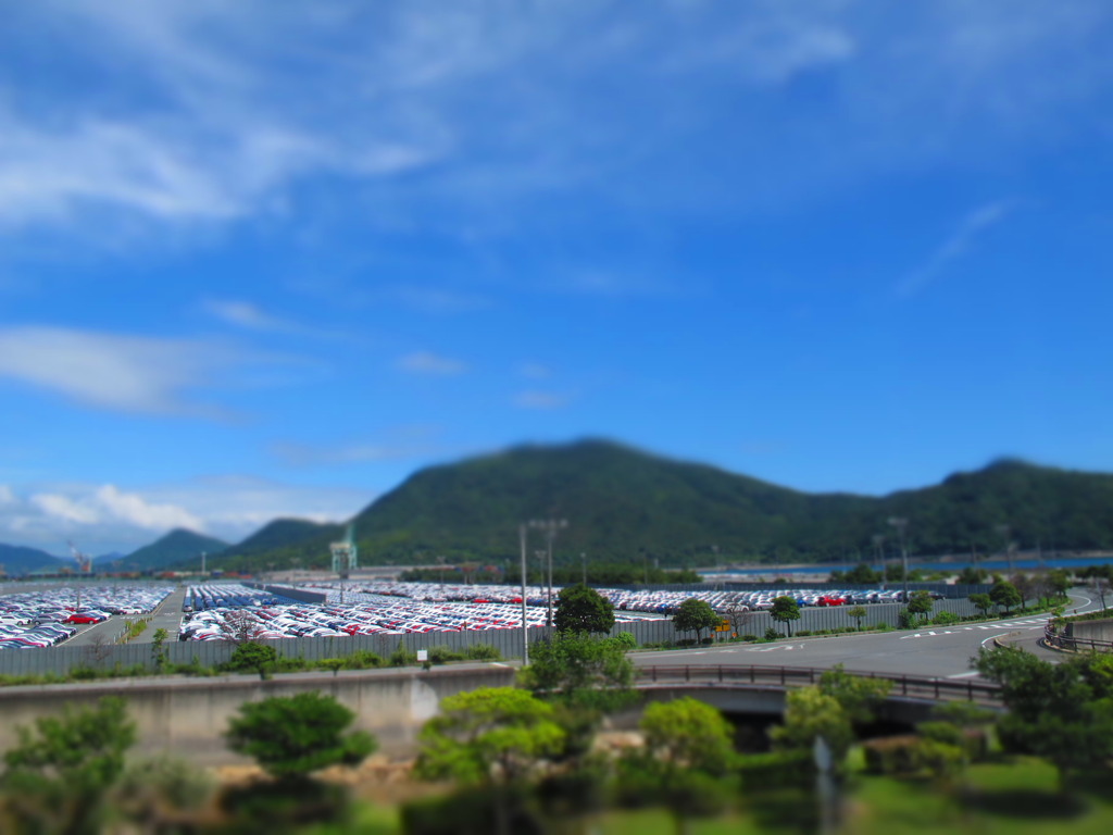 出荷を待つミニカーたち（ジオラマ）