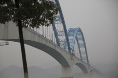 霧に浮かぶ長江の架け橋