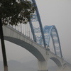 霧に浮かぶ長江の架け橋