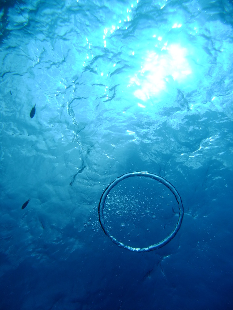 空気の輪と揺らぐ海面