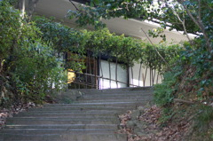 喫茶店前の階段