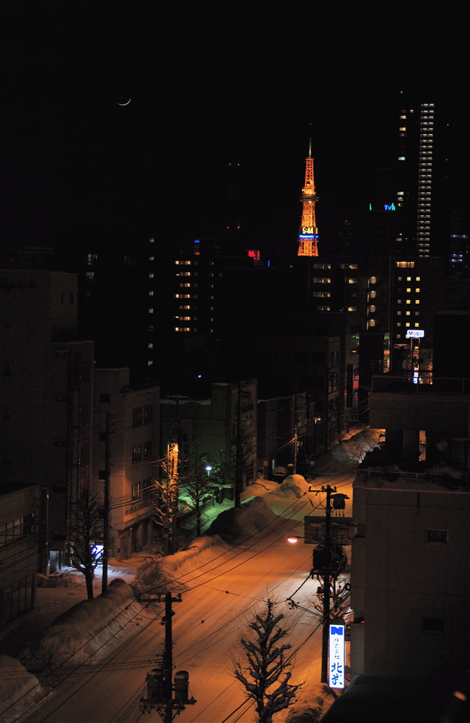 テレビ塔と月
