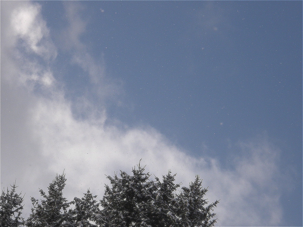 晴れ間から雪