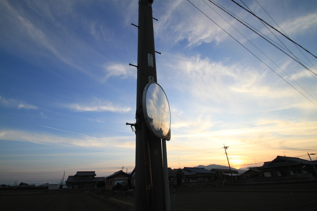 夕方の家の前