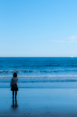 海と空と白い船