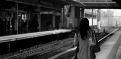 ホームにて・・・～女性～