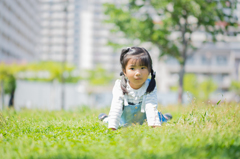 妹　芝生で寝転ぶ