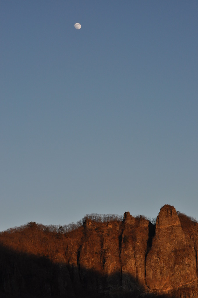 月と山