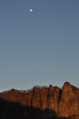 月と山