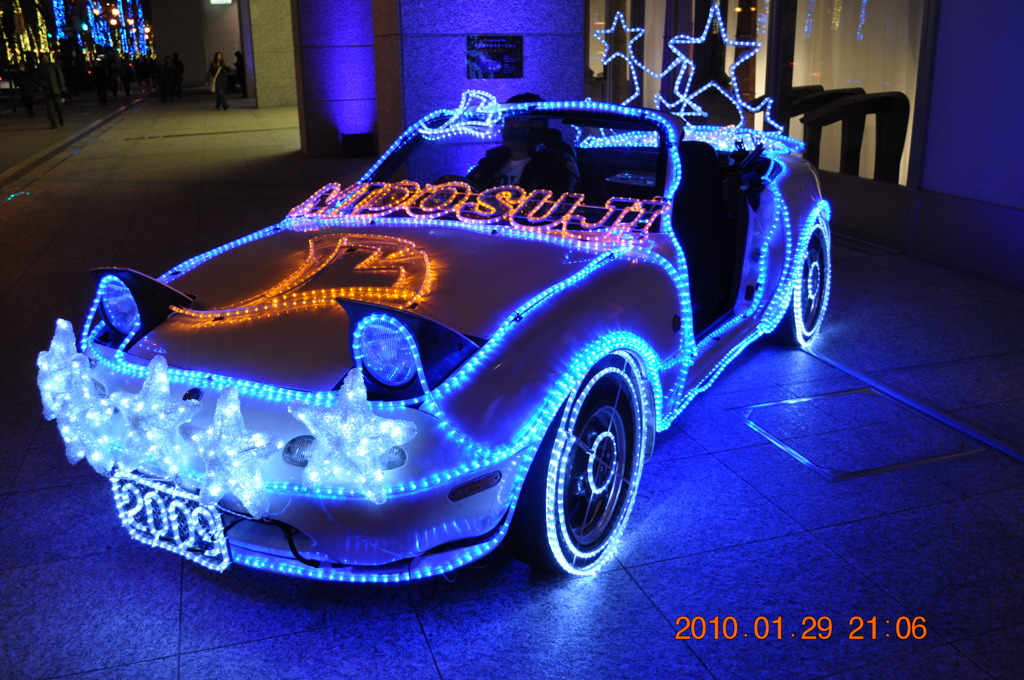 光る車