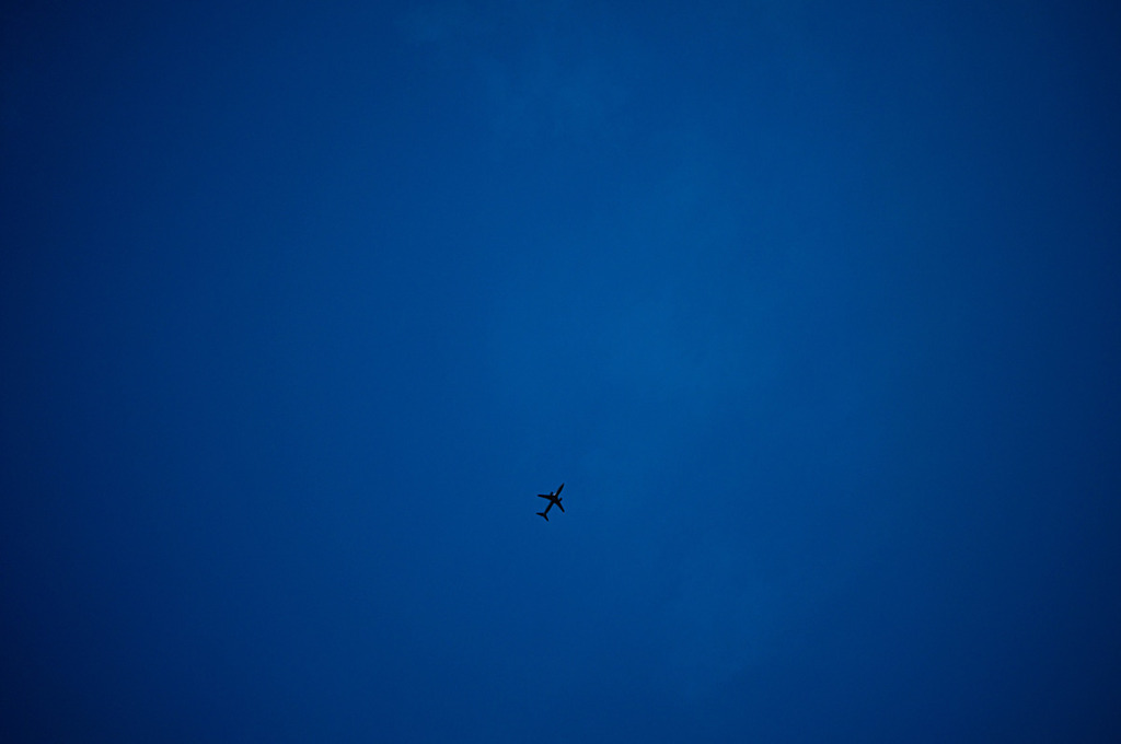瑠璃色空の中を飛ぶ飛行機