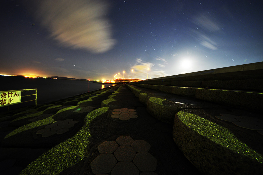 流動的な夜の空