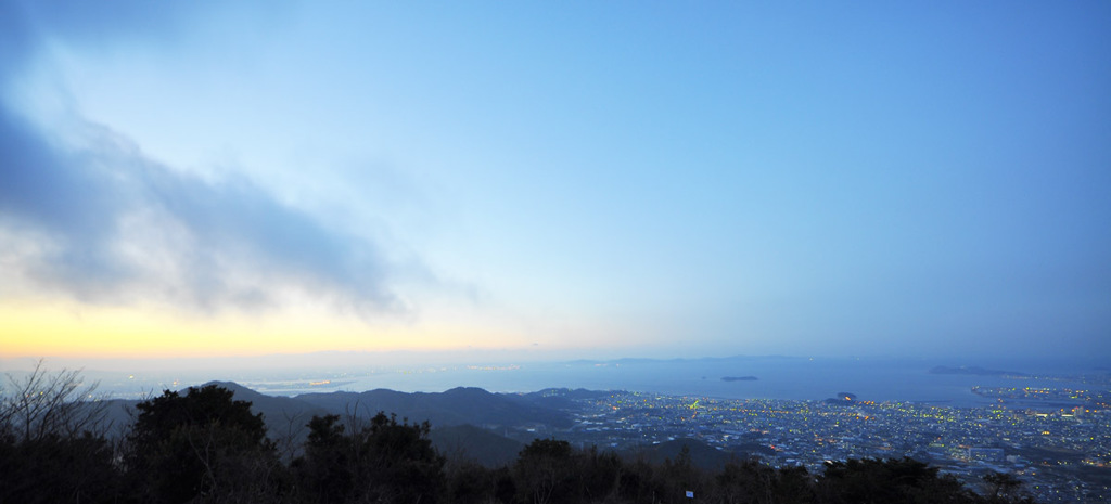 海の見える街の夜明け