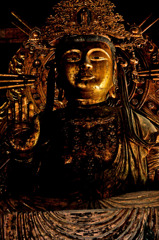 金色に輝く仏像