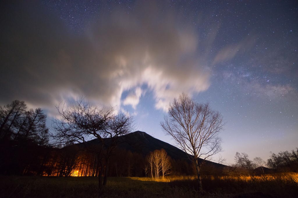 男体山と雲、時々天の川