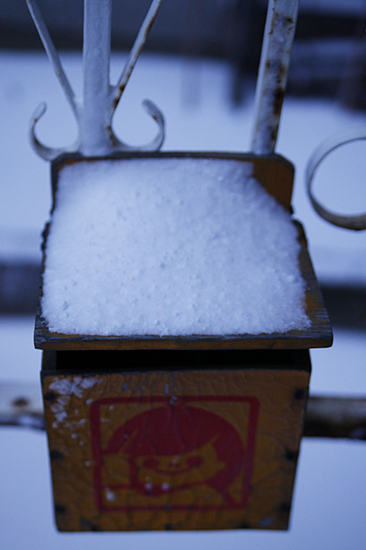牛乳箱に積もる雪と君の笑顔