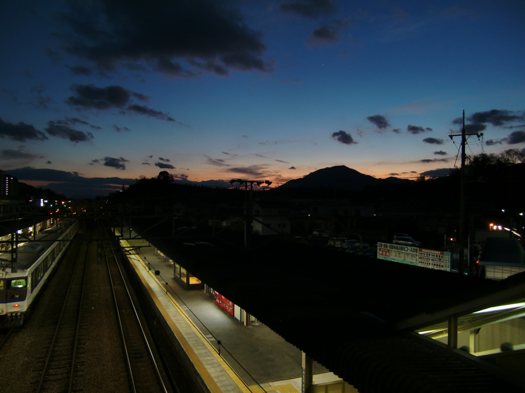 夕暮れのJR宮島口駅(広島)
