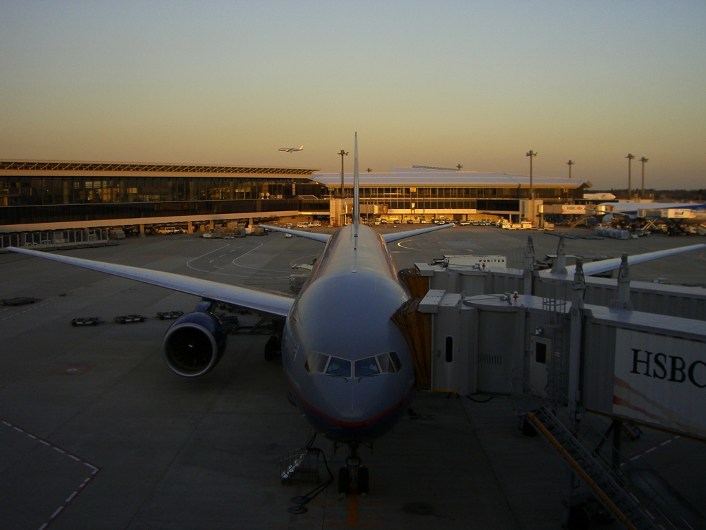 United Airlines B777 @ 成田空港