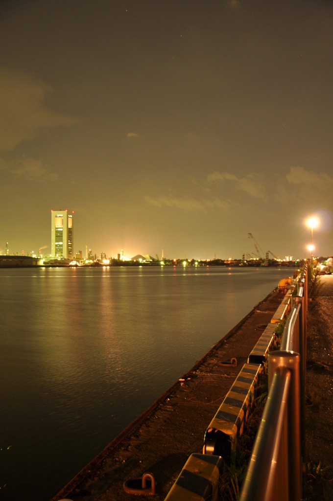 四日市埠頭よりポートタワーを望む。