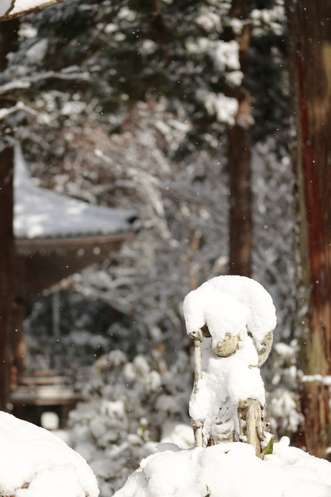 雪に埋もれたお地蔵さん
