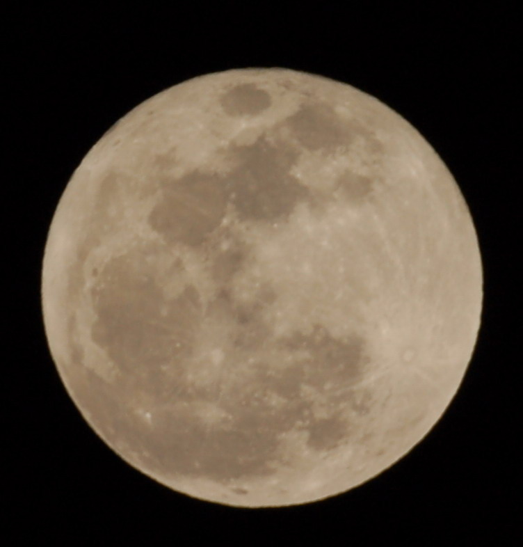 TAMRONのレフレックスで満月（トリミング）