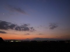 月と雲と富士山の夕方