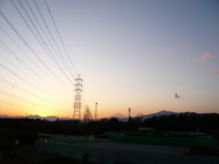 夕方、送電線と。