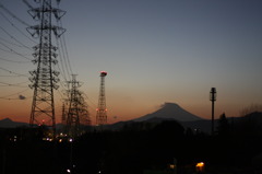 送電線と富士山の夕暮れ