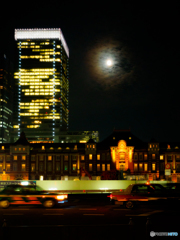 月と東京駅