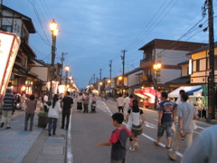 夕方のむぎや祭り中の城端