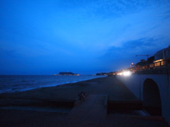 夜の海、ヘッドライト