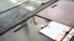 雨上がり、鍵は地底への扉を封じる。