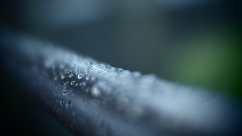 雨の滴は手すりを覆う。