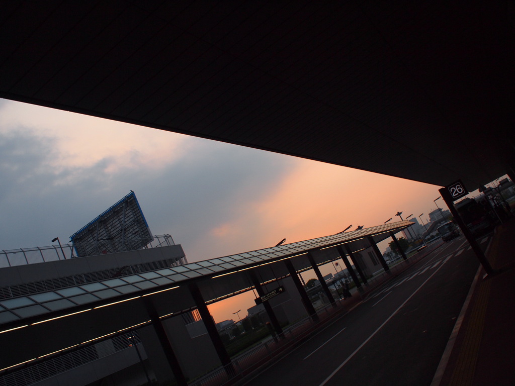 夕暮れ、バスは来ない。