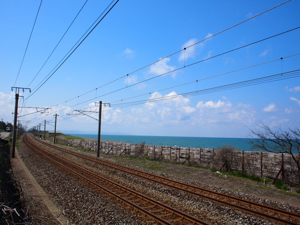 青空、海、線路。