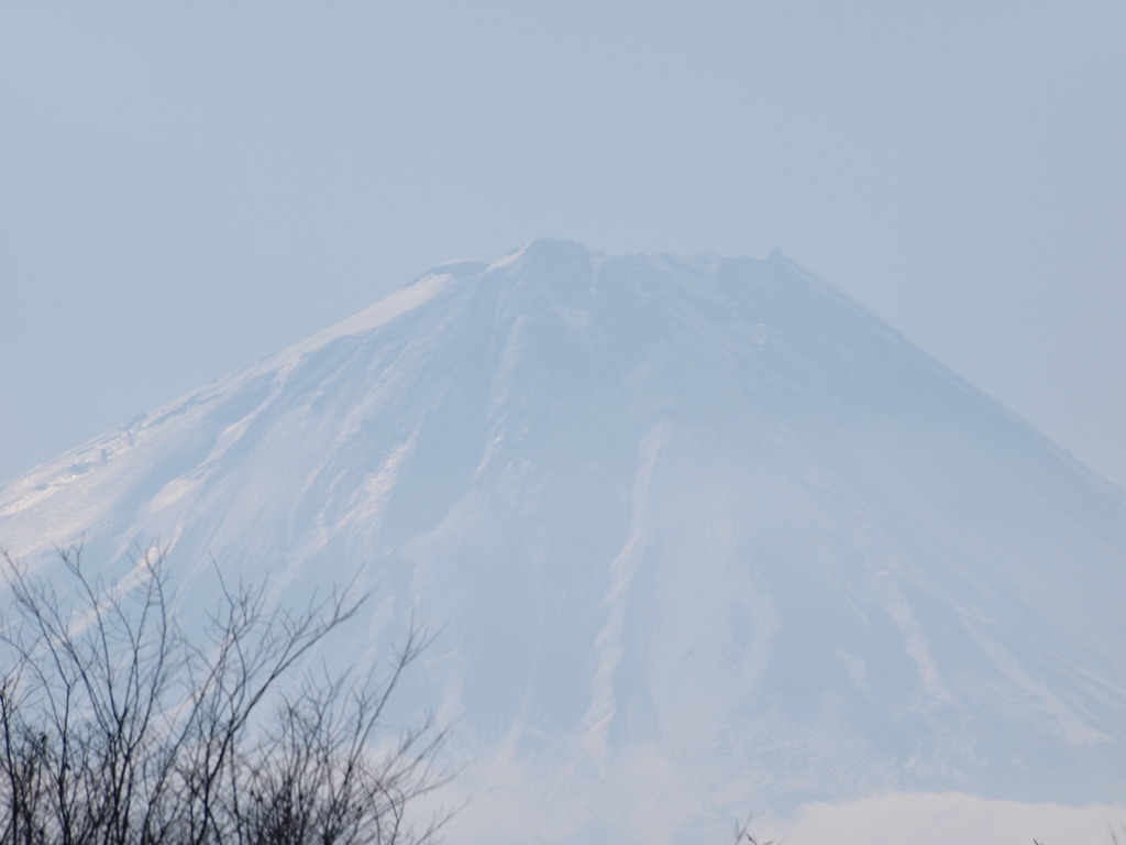 富士山に手を伸ばす。