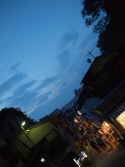 参道に吹き下ろす風