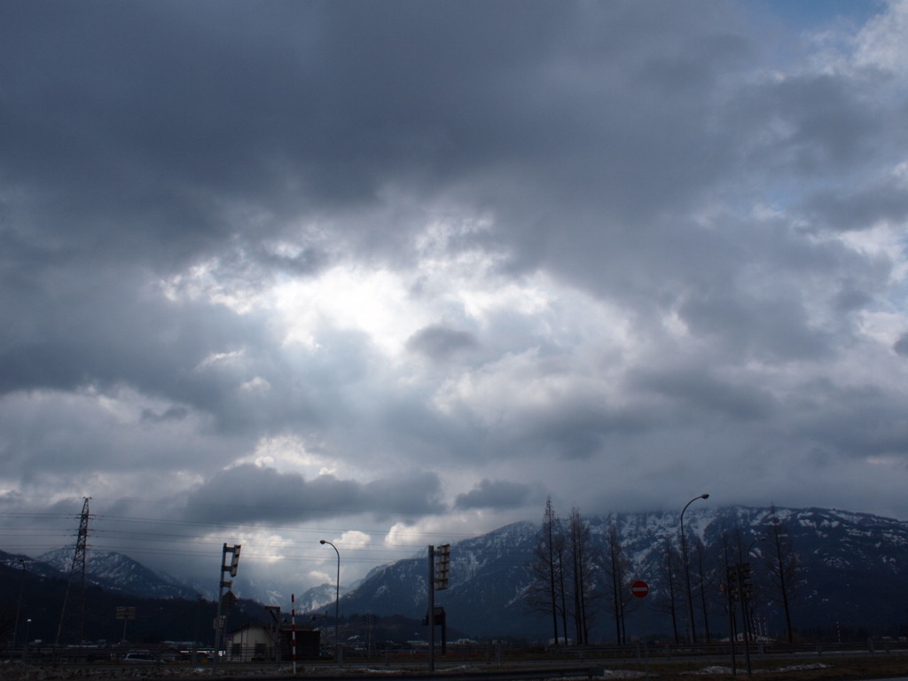 雪山、鉄塔、電線。