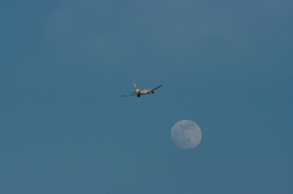 航空機と月。